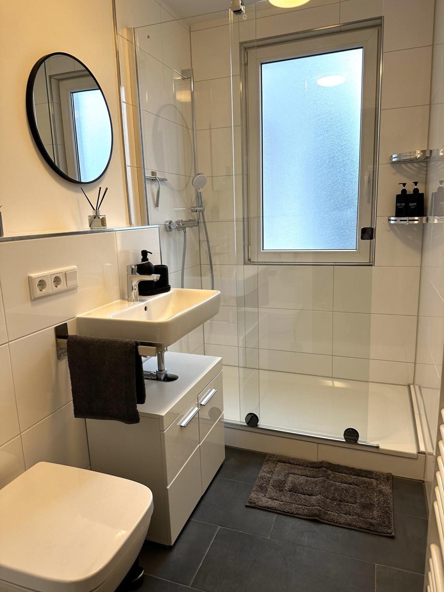 Rtr Essen - Fuer Bis Zu 8 Personen - Voll Ausgestattet - Zentral Limbecker Platz - Messe - Uniklinikum - Smart Tv - Modern Apartment Luaran gambar